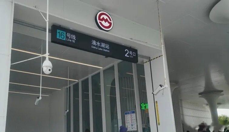 他忘了一切却没忘记爱他或许遗忘了世间万物，遗忘了归途的方向，甚至遗忘了自己是谁，