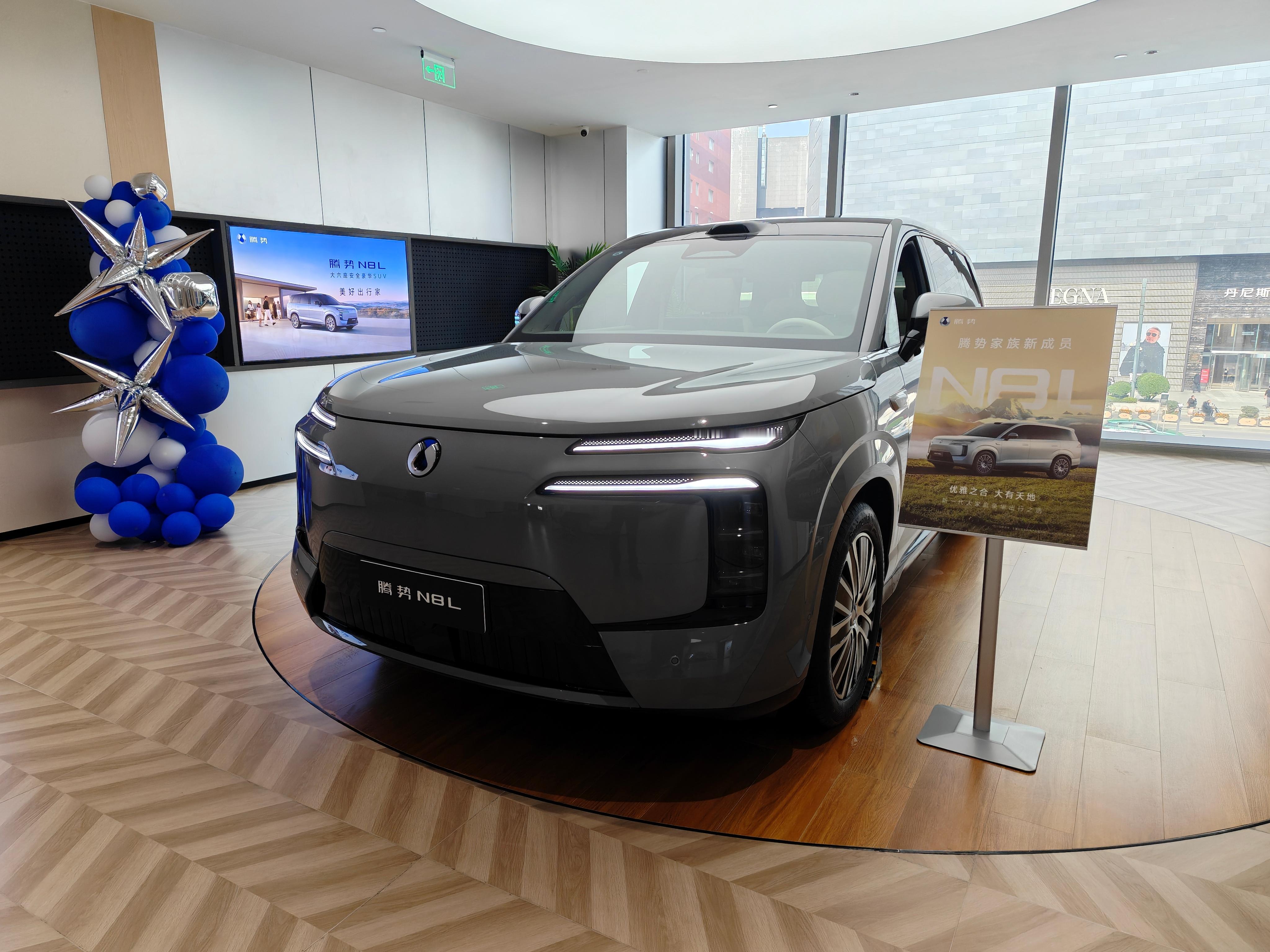 稀里糊涂订了台腾势 N8L三电机 后轮转向 空悬 2.0T还有这级别车该有的所有