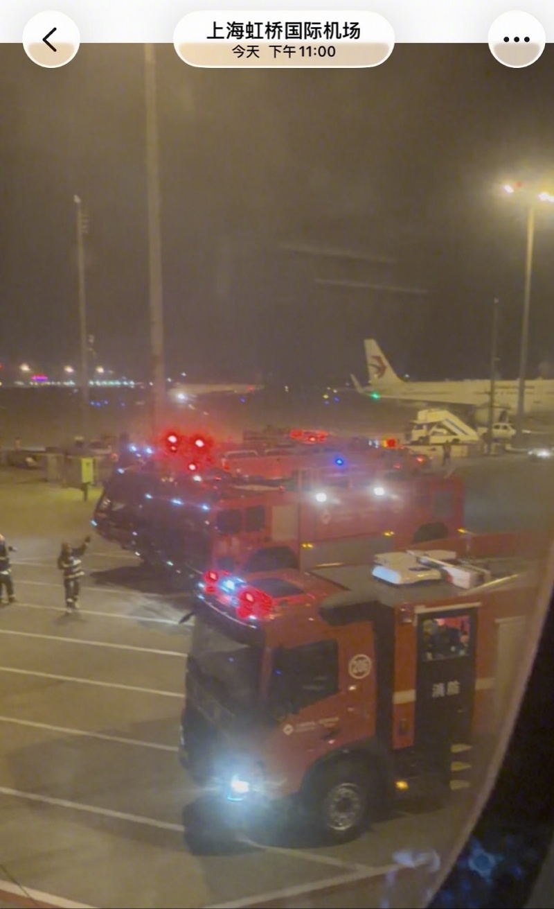 #东航回应机舱突发火情#【东航航班抵沪后有旅客手机受挤压冒烟起燃！航司称未影响运