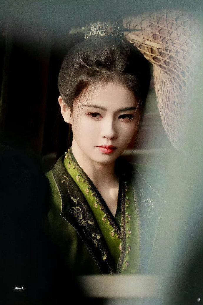 白鹿单人丝带海报 白鹿的李佩仪大人又带来新惊喜了，单是一张单人丝带海报就展现出了