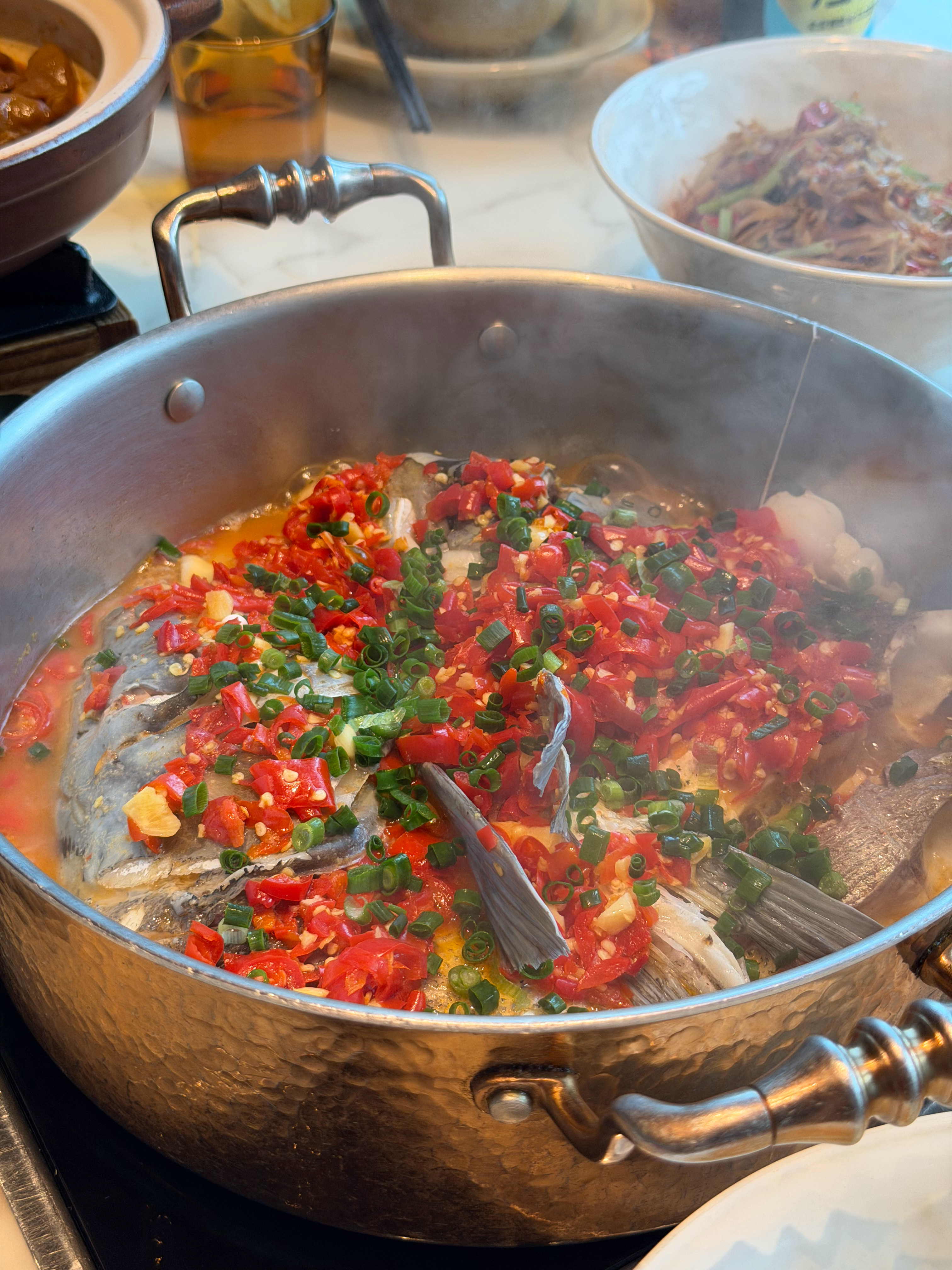 跟何老师吃鱼头辣出肠胃炎了，昨天白天晚上昏睡16个小时，好久没睡过这么长时间 苏