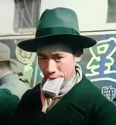 1949年的上海，赫赫有名的商人丁永福，把自家的洋房全卖了，换成了美金，旁人都说