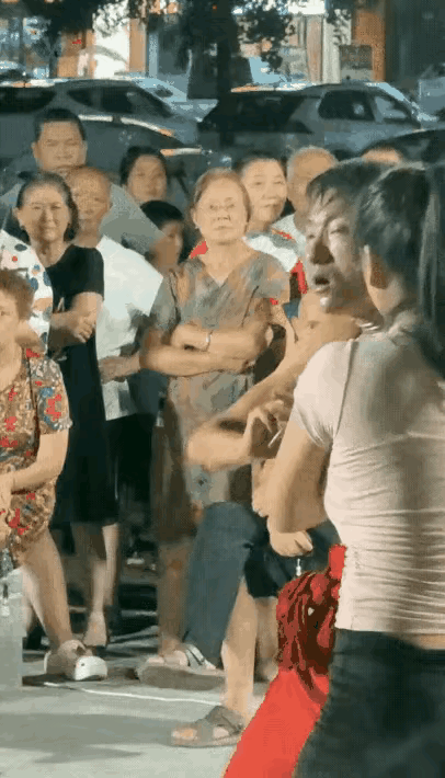 就凭这体格，干点啥还不能挣一碗饭吃，为什么要表演这些伤害身体的所谓的绝活，真是有