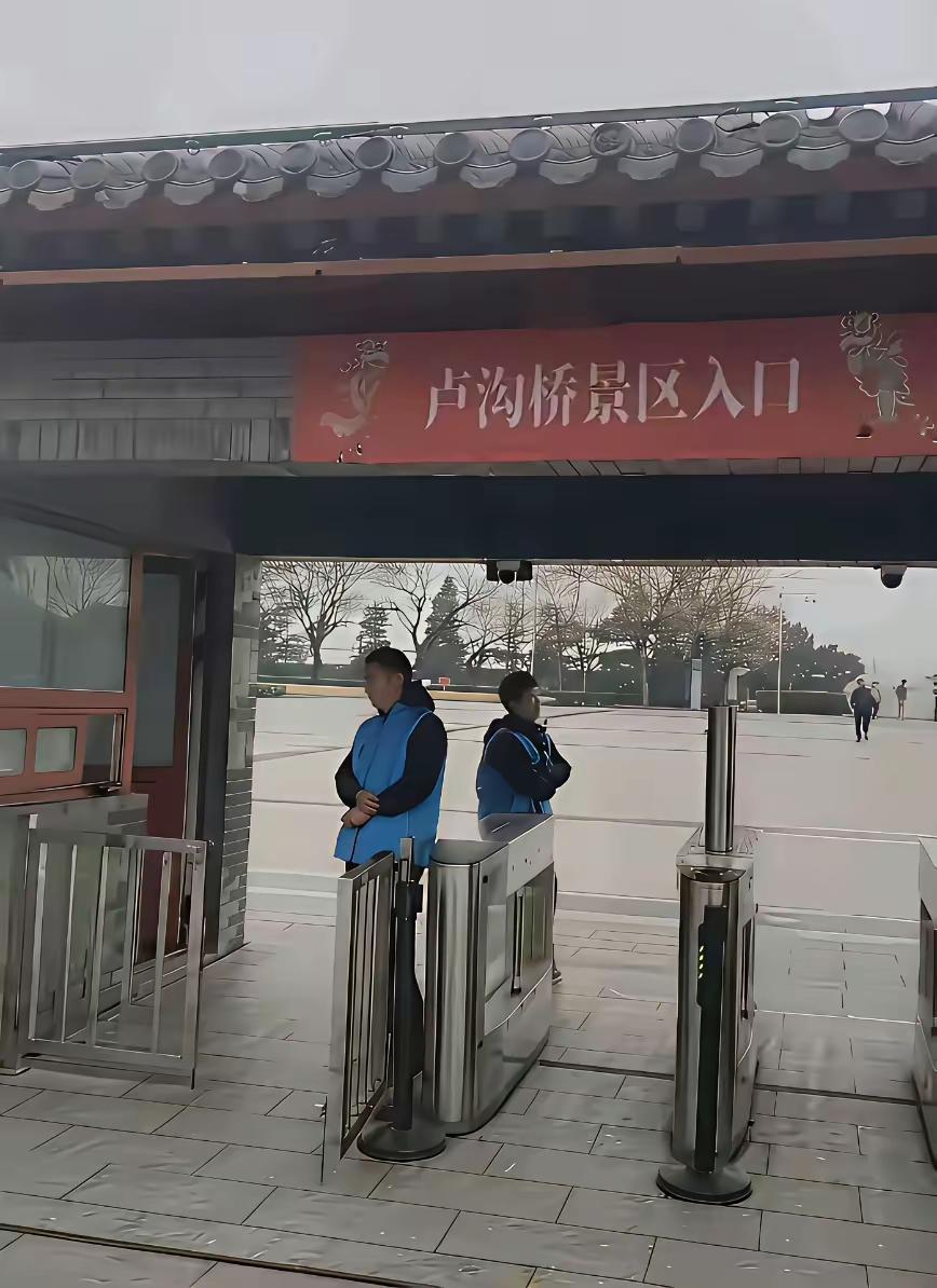 有人发出了灵魂拷问，如果当年卢沟桥收费能否阻止敌人？

有名退役军人留言，他说卢