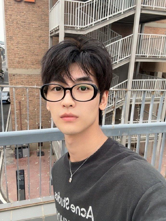 黄俊捷今日份营业照[微风]黑框眼镜斯文青春男大啊！ ​ ​​​