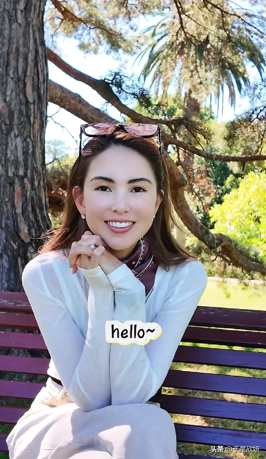 昆凌最新户外随拍太治愈了！🌿
她坐在公园长椅上，一身浅色系穿搭温柔又干净，墨镜