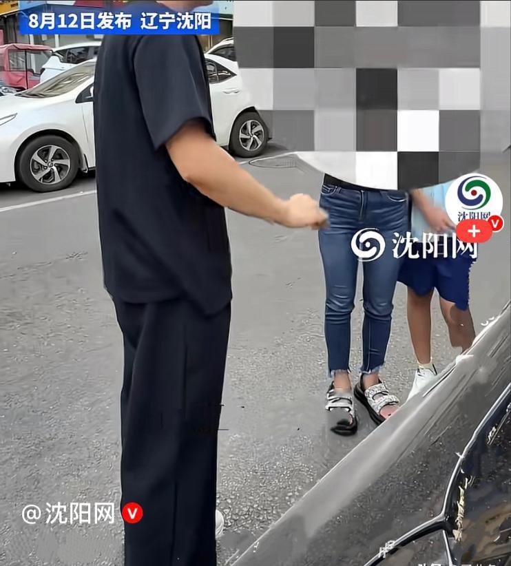 沈阳一男孩刮伤奔驰，母亲坚持赔3200元，车主最后的处理让人服气。
 
近日，辽