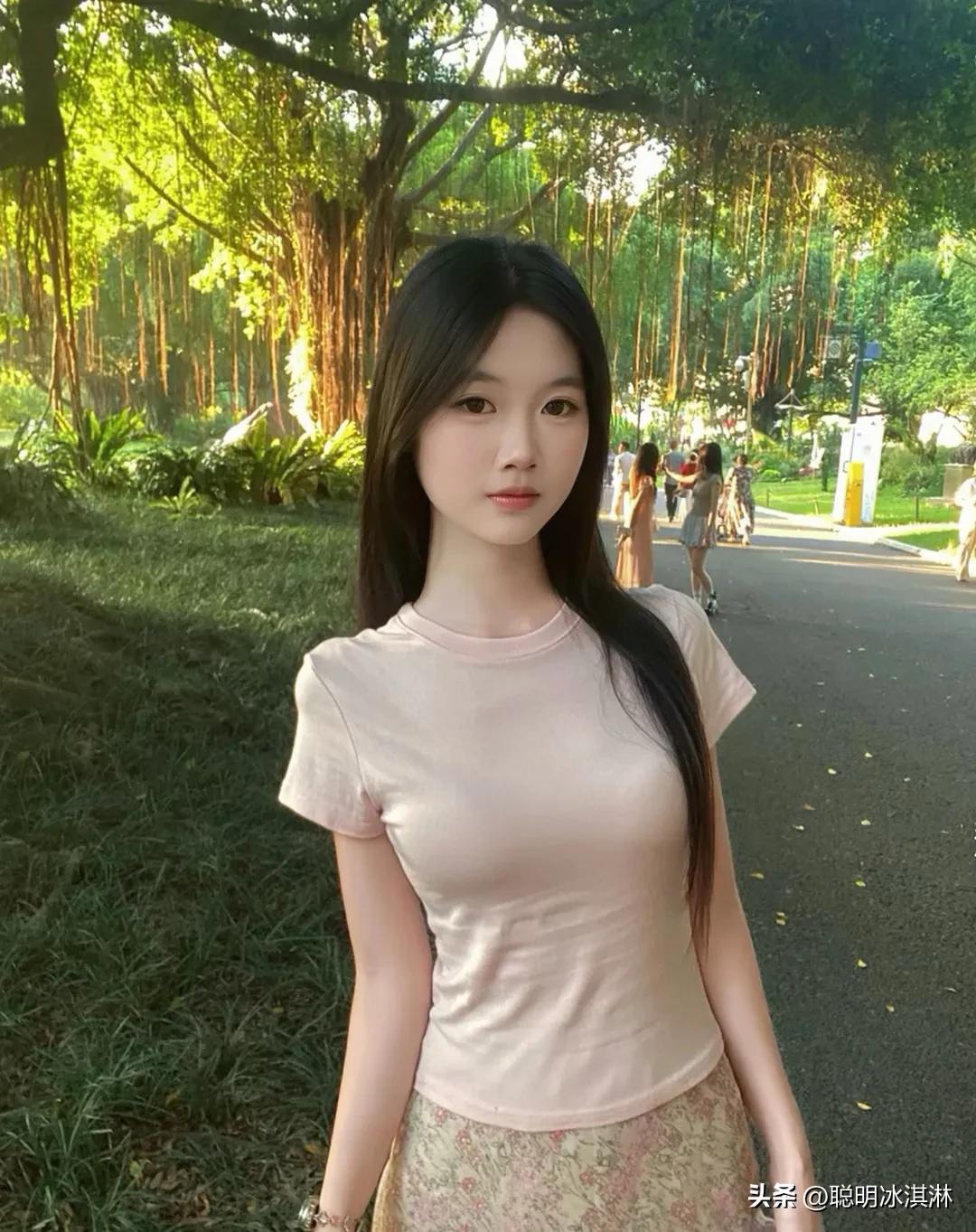 在公园角落，她与阳光共舞  
裙摆轻扬，是春日的诗行  
无人打扰的静谧时光  
