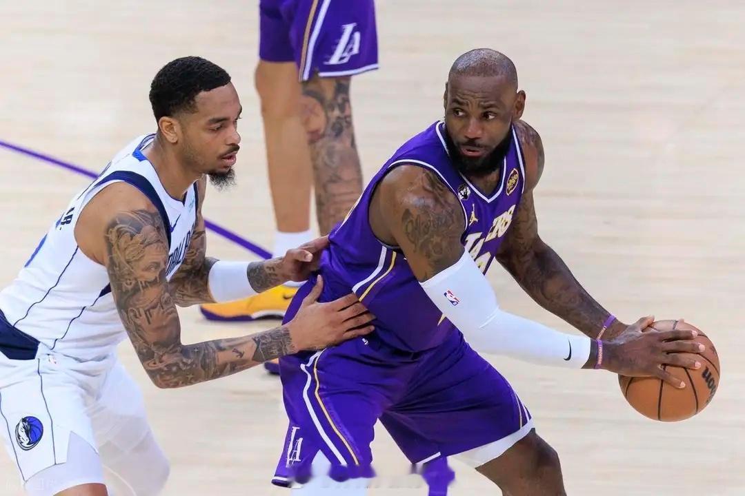 NBA 赛季首次三双！詹姆斯28+10+12 湖人轻取独行侠送对手9连败独行侠v