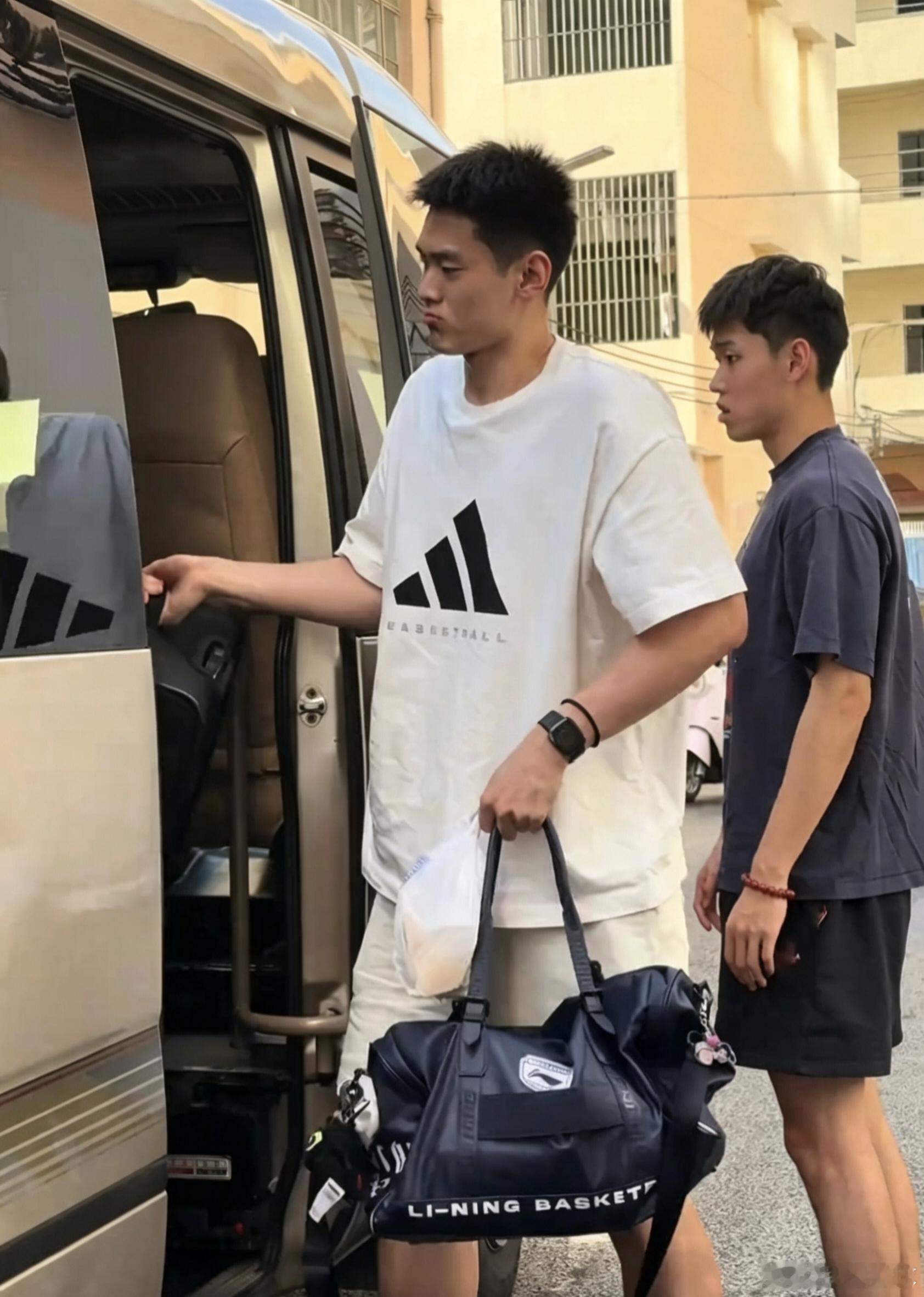 U21征程告一段落，广东队年轻小将们顺利返回东莞休整，看起来7月份他们还将要前往