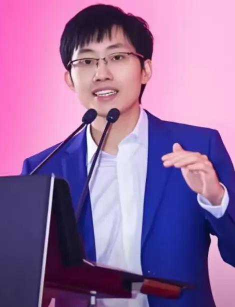 一觉醒来，

中国和全世界都沉默了，谁也未曾料到，梁文锋竟再度改写了历史。

由