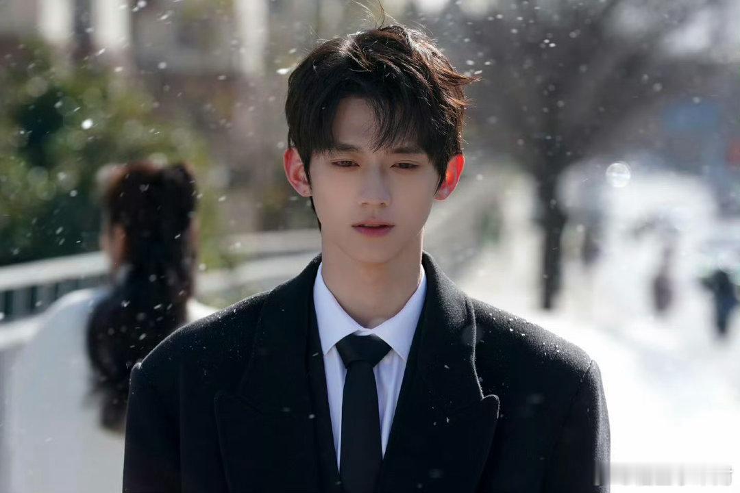 赖伟明升咖赖伟明首部男主戏 赖伟明继出圈后的庄序，迎来了首部男主角戏！这次他终于