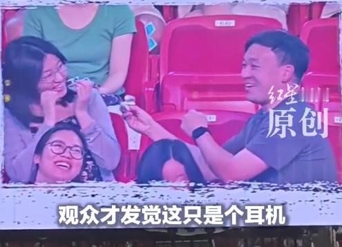 5月31日，陈粒南昌演唱会，有摄像师捕捉情侣画面投上大屏，用作演唱会暖场。一男生