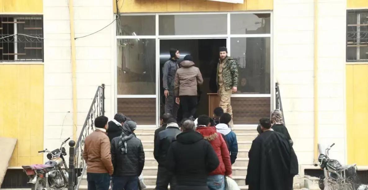 巴沙尔时期的政府军主动向反叛军交出武器，大概率会被秋后算账！

当地时间12月2