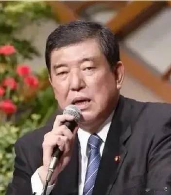 在日本政坛的风云变幻中，石破茂还未正式就任首相，就掀起了一阵波澜。他竟然大胆地叫