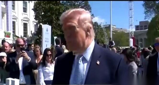 特朗普对着一堆镜头，嘴巴一张，一个词就砸了出来——“动物”。
他说的是伊朗人。八