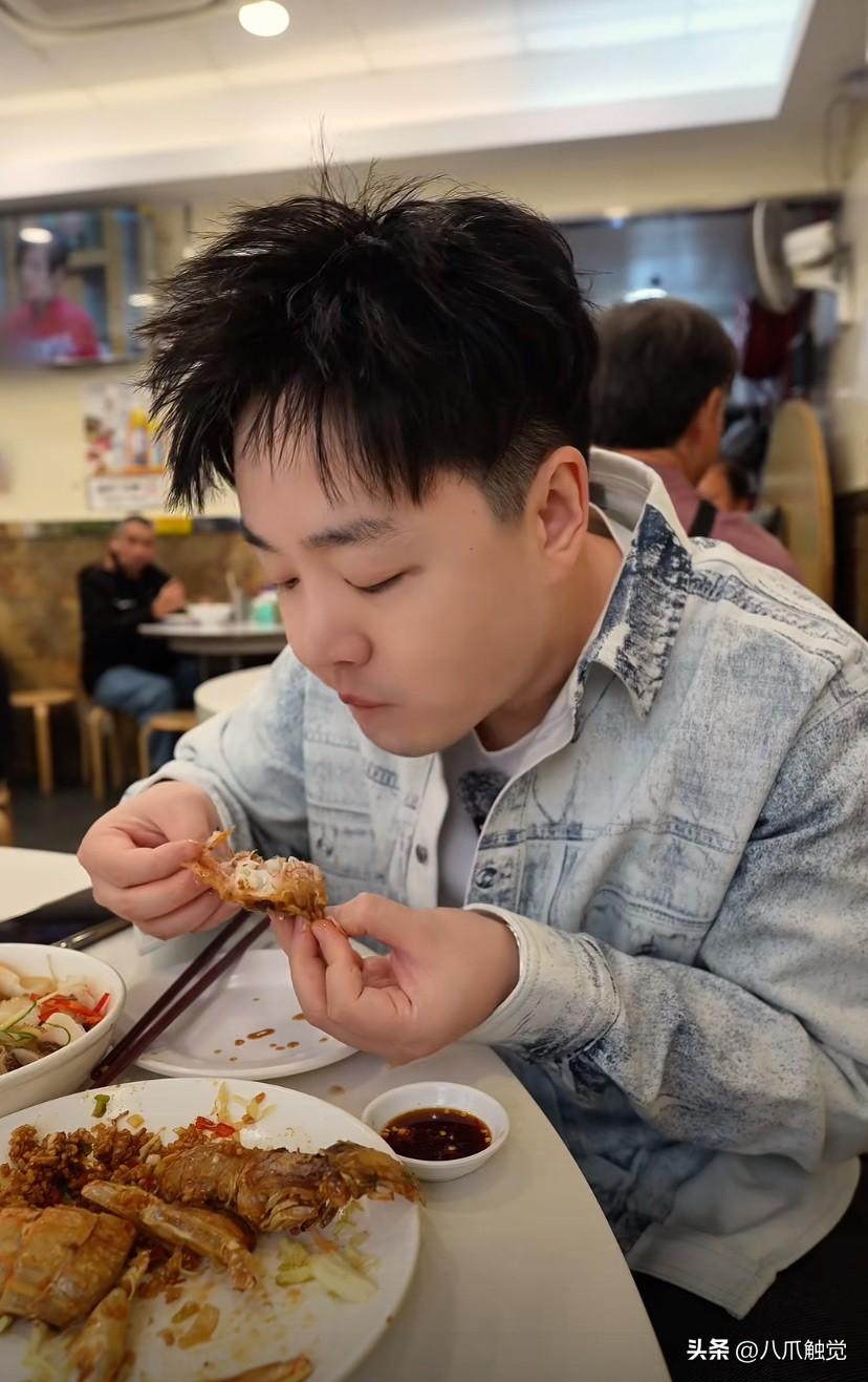 美食达人刘雨鑫到香港鸭脷洲菜市场买海鲜，大响螺、大螃蟹、大龙虾等好几样海鲜，花了