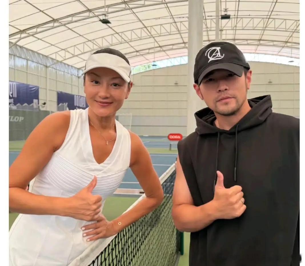 “西班牙人”瞿颖和周杰伦一起打网球。瞿颖三场皆输。没想到周杰伦的运动细胞还挺发达