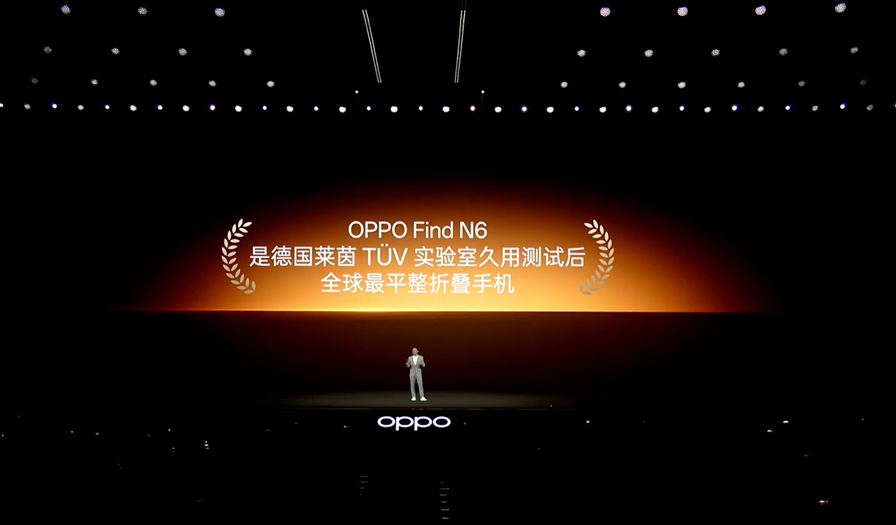OPPO Find N6的这个正面确实够平整，核心技术在于搭载了「新一代钛合金天