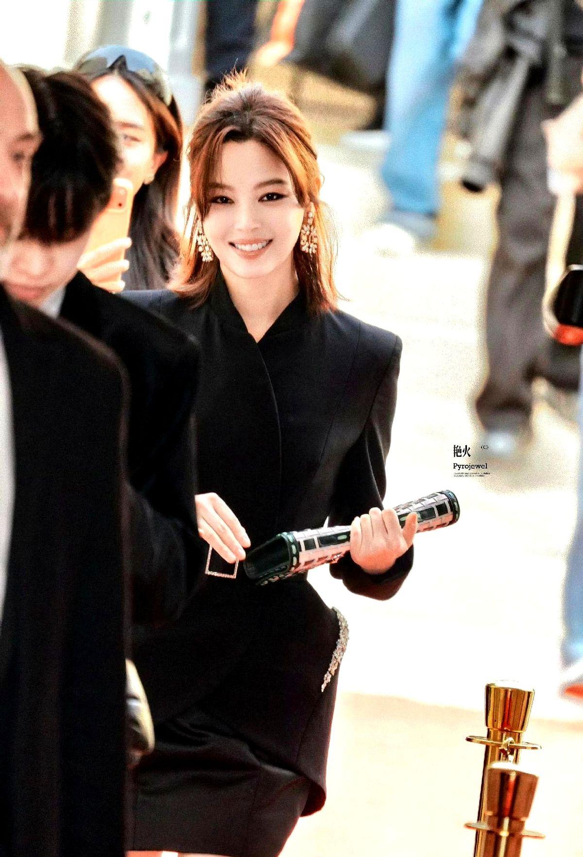 网上那张辛芷蕾黑西装配荷叶边衬衫的图，别再传了，是P的。

她本人压根没出席那个