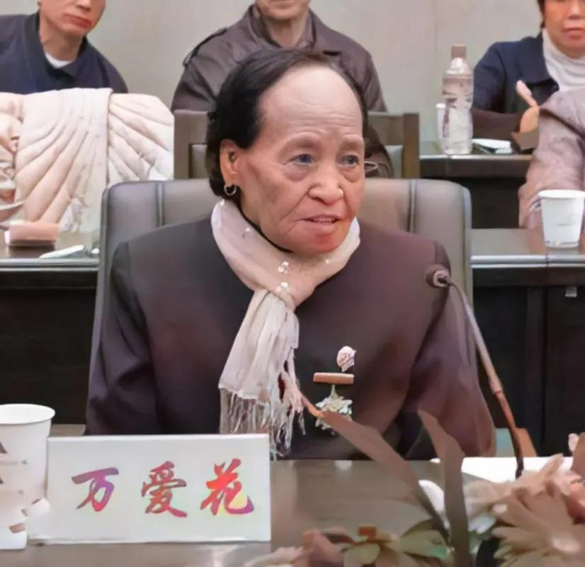 1944年，日军将光着身子的慰安妇万爱花扔到河边，一条饿犬张开血盆大口扑向她，万