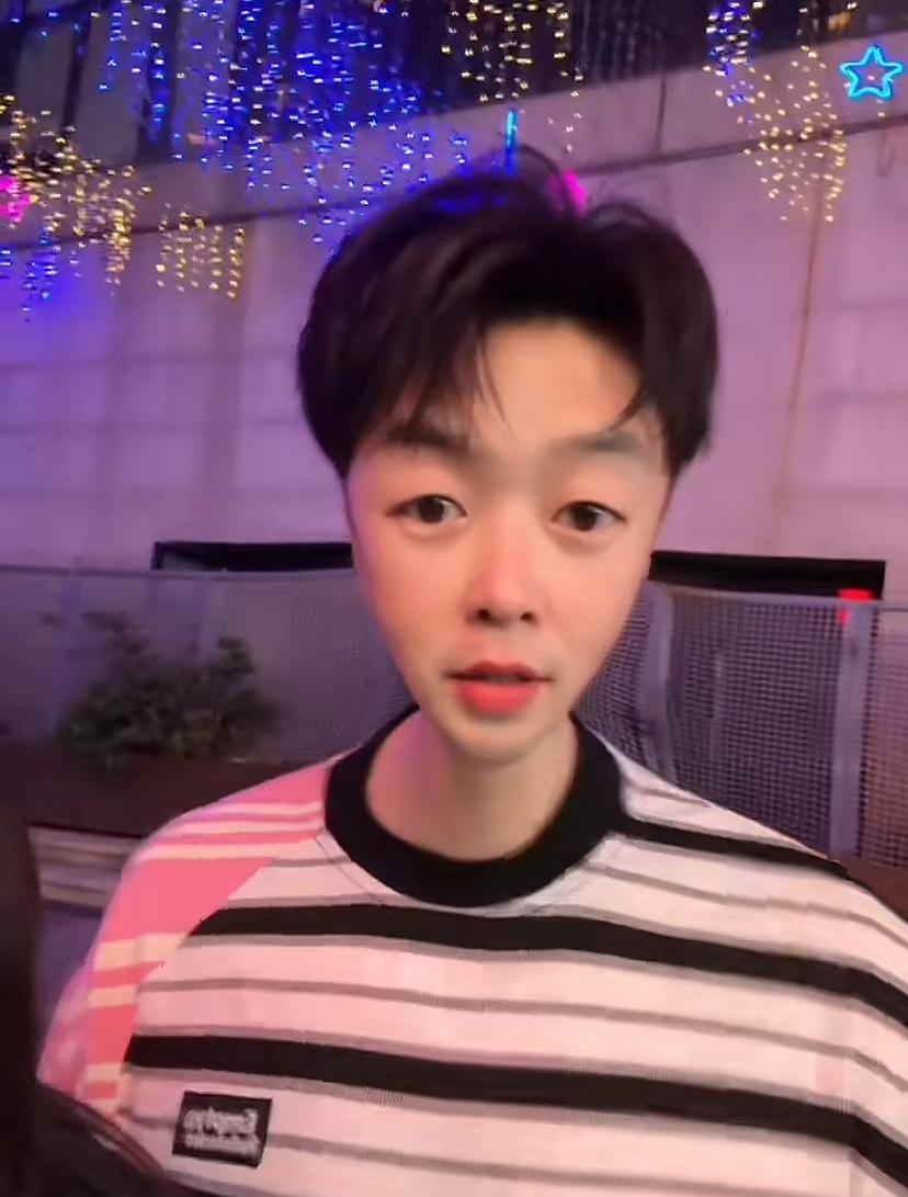 杜海涛怎么瘦成这样了！

看到他发的视频，一个朋友跟他合影，因为开了特效，所以看