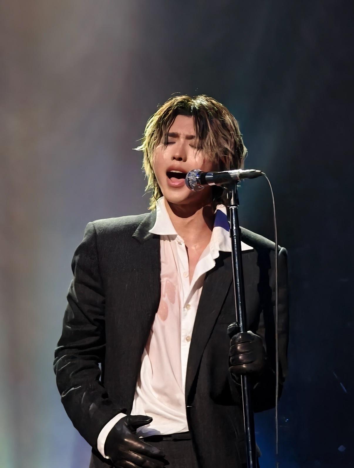 蔡徐坤音乐节压台出场 不是谁都能在海外音乐节压轴，他靠舞台实力站稳位置，把中国声