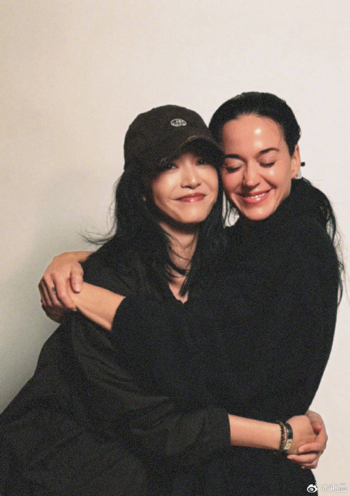 姚晨和水果姐的合照 