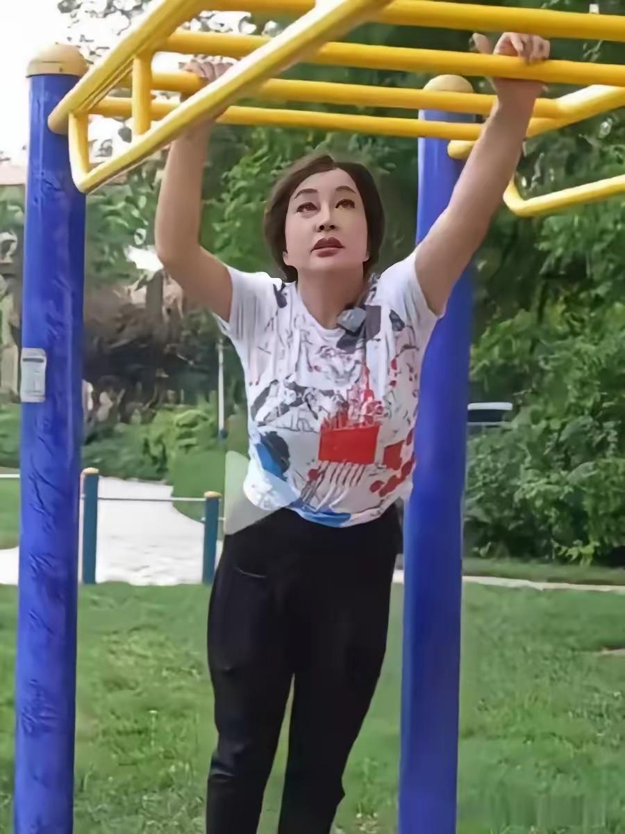 75 岁的刘晓庆真的太让人羡慕了！明明是高龄，却身体硬朗、精神饱满，性格还特别活