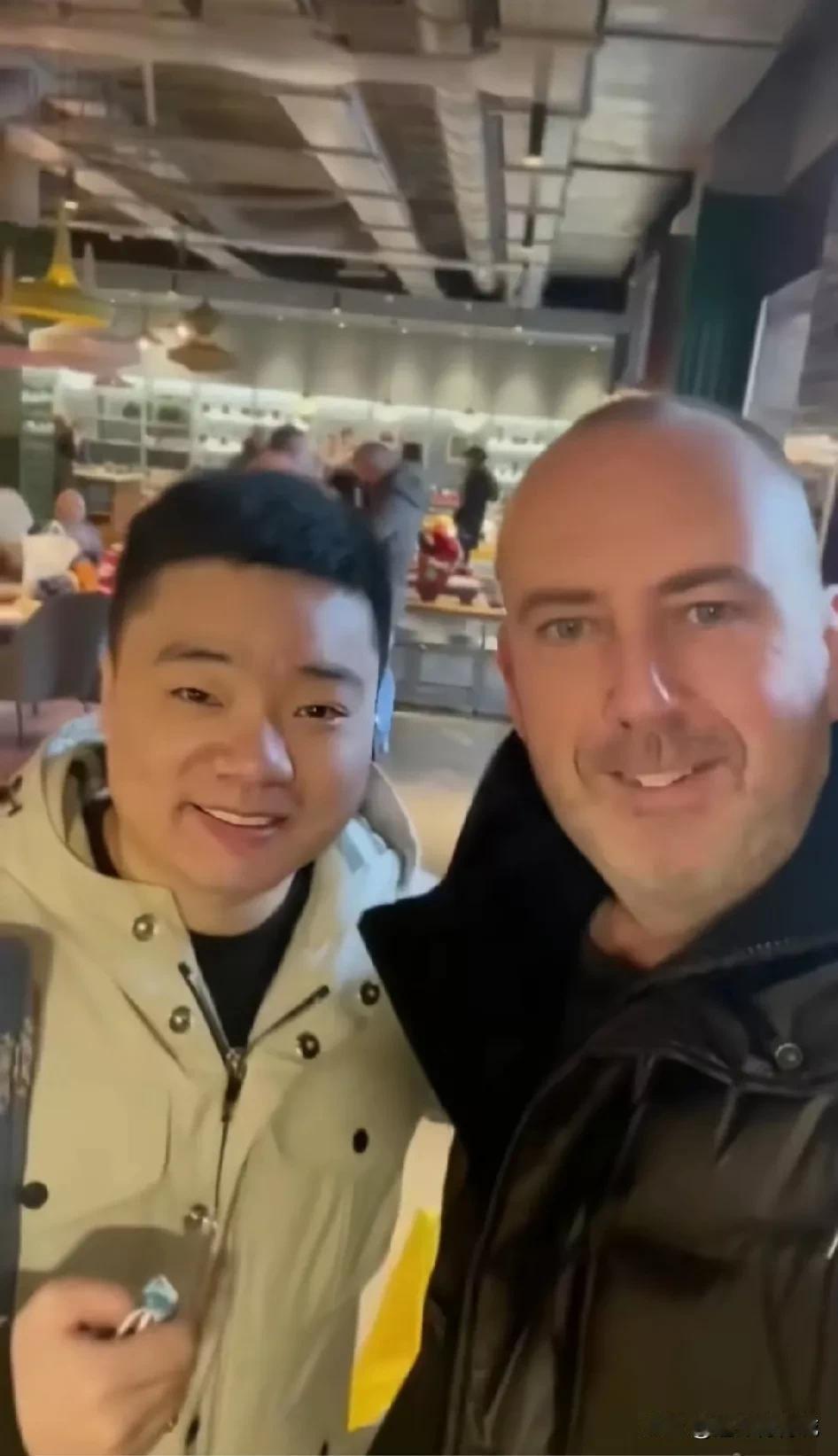 中国斯诺克引领者丁俊辉和威廉姆斯合影留念！小丁还是很优秀的，专注于斯诺克，不像那