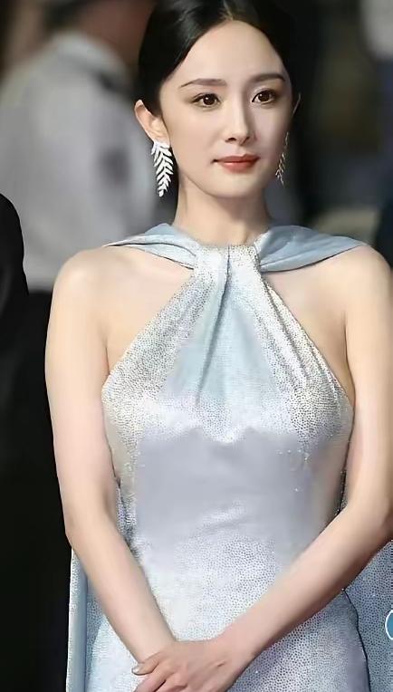 真离谱，
39岁女演员红毯上胸垫露了点，
副乳被截图，全网都在嘲笑她身材走样。