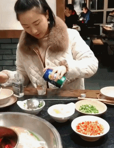 小姐姐是真的会玩，奈何杯子不太行 