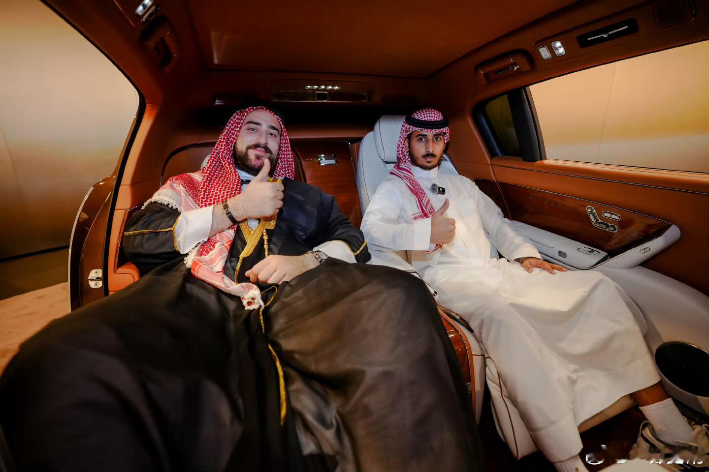 广州车展，头顶一块布的富哥们又来看尊界S800了