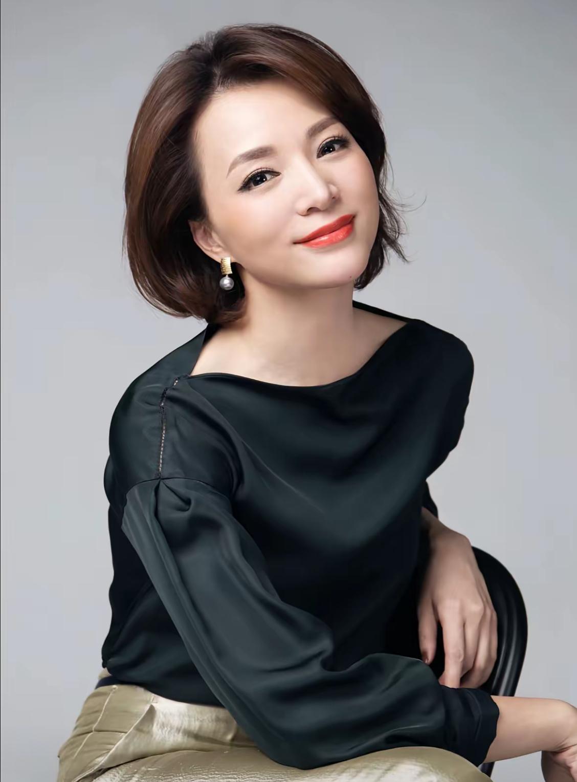 董卿已经很难再拼事业了！
原因太简单，不是因为她没才华，
也不是没资源，而是她的