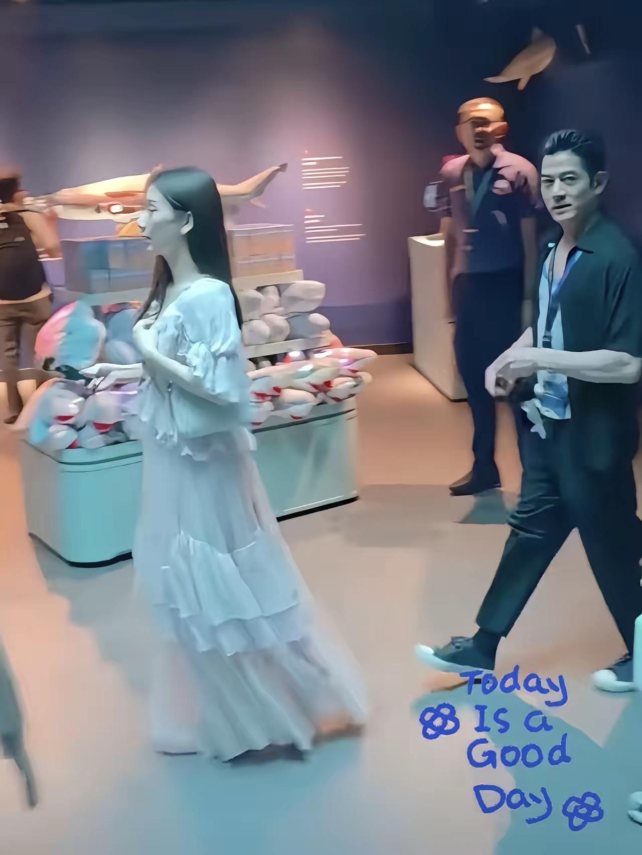 方媛个子那么矮，不适合穿拖地长裙吧[捂脸]

还好她家保姆多，她不需要抱孩子。