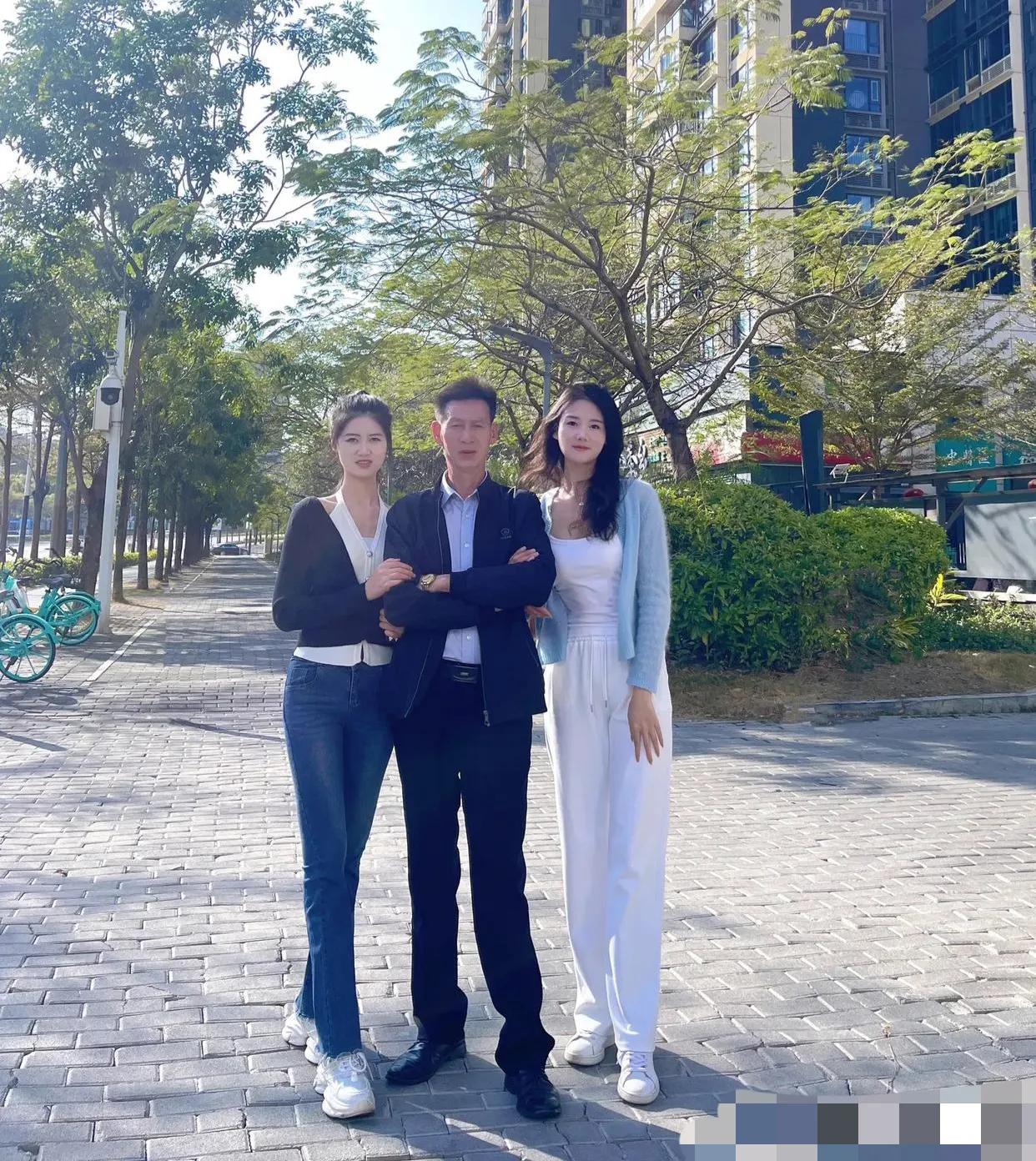 两个女儿就快1米八了！
太高了，做父亲的担心她们找不到男朋友…[灵光一闪][灵光