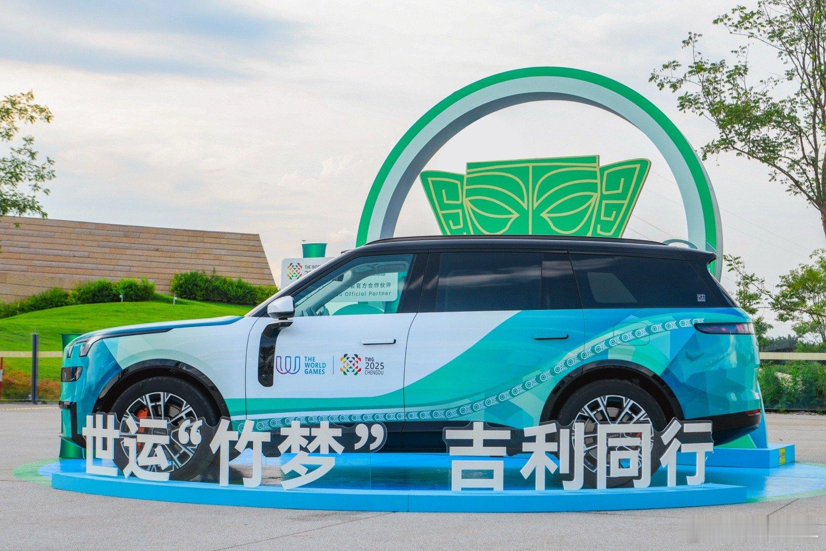 看!第18棒火炬手杨学良正以稳健而充满力量的步伐向我们跑来!他是中国汽车品牌的“