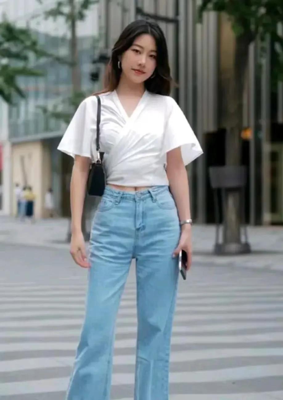 挣干净的钱难，挣快钱不干净。在电子厂里一坐就是十二个小时，一整天都埋头苦干。哪里