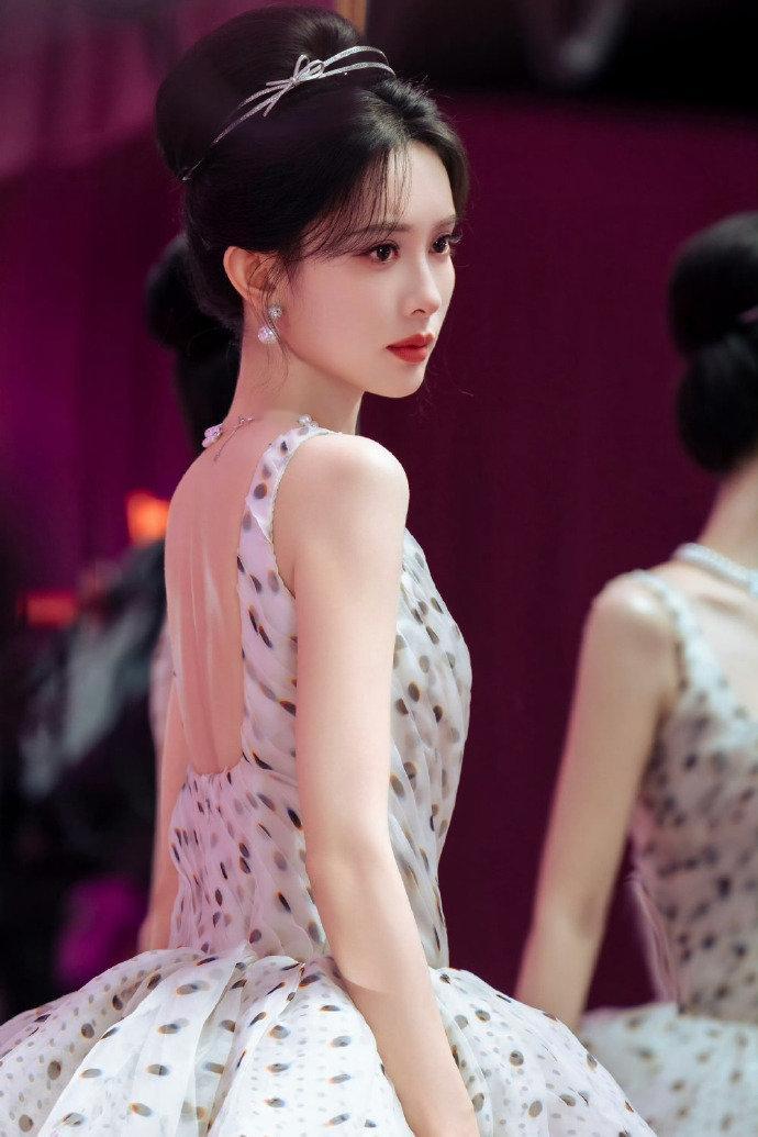 孟子义赫本风孟子义双面赫本造型 孟子义赫本风一袭小黑裙 + 精致盘发， 