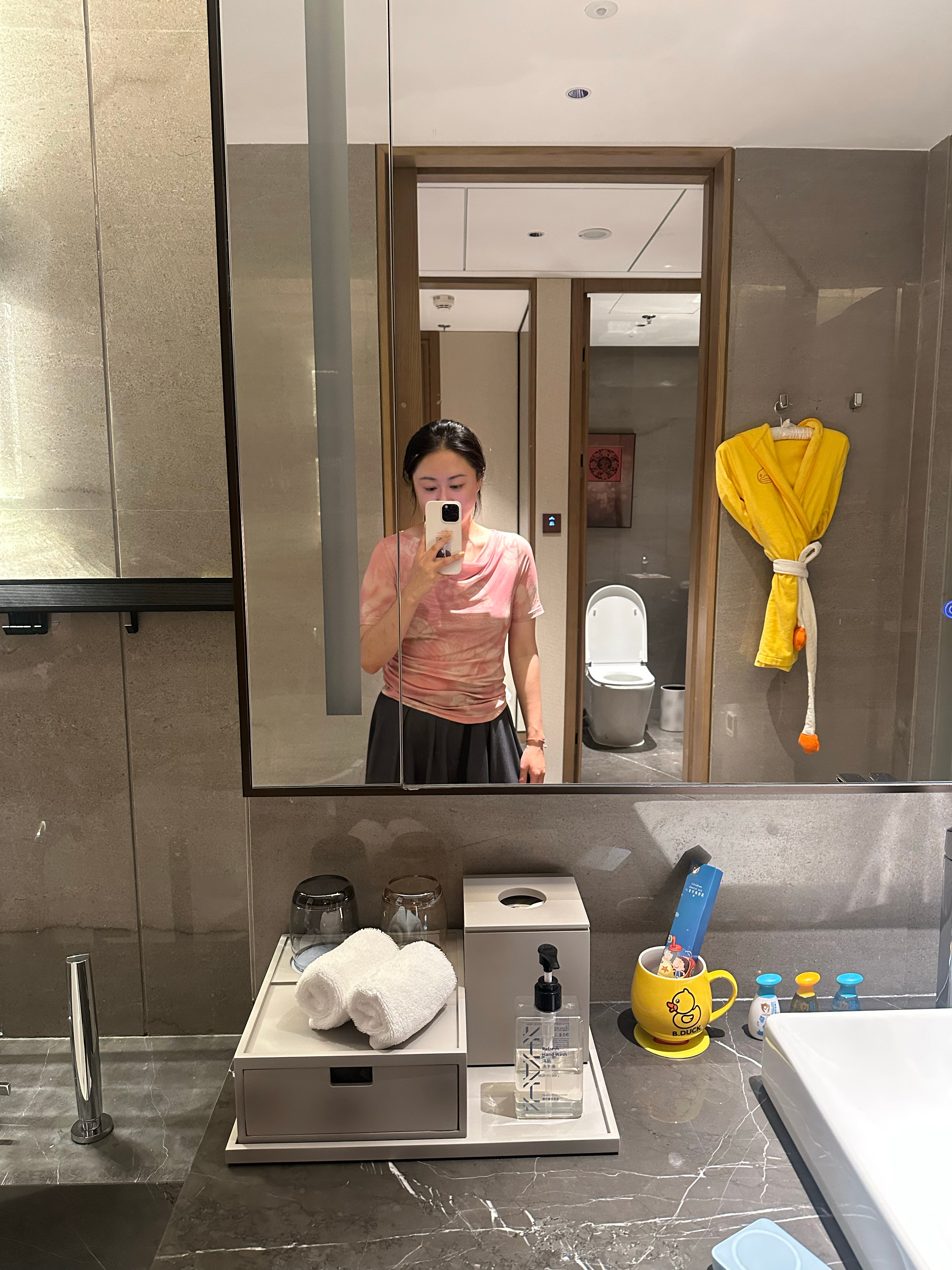 痛恨所有酒店在床头有灯的开关，因为孩子会关闭所有不让开每时每刻自己都像烛光里的妈