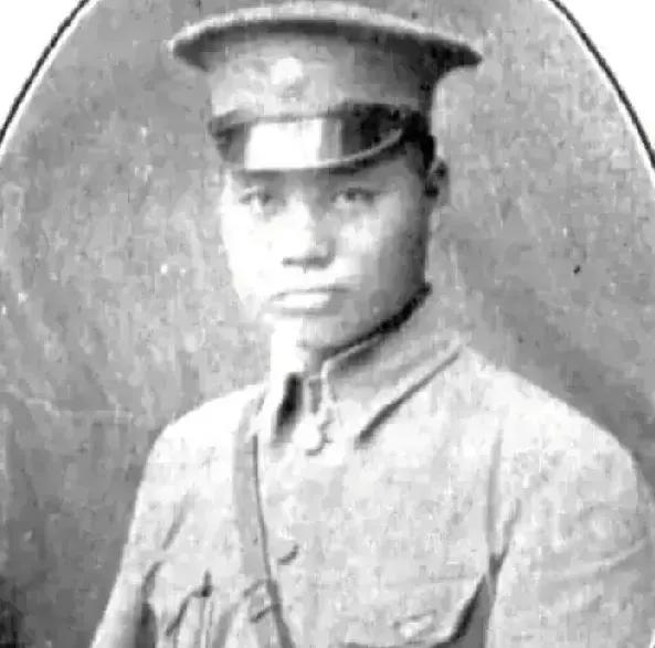 照片中这位年轻的黄埔一期生，日后起步于东征，成长于北伐，风云于内战，叱咤于抗日，