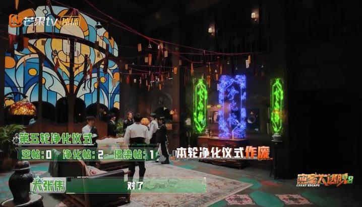 何老师悍匪出击式玩法密室大逃脱 密逃这期直接被何老师秀到失语！解锁悍匪出击式全新