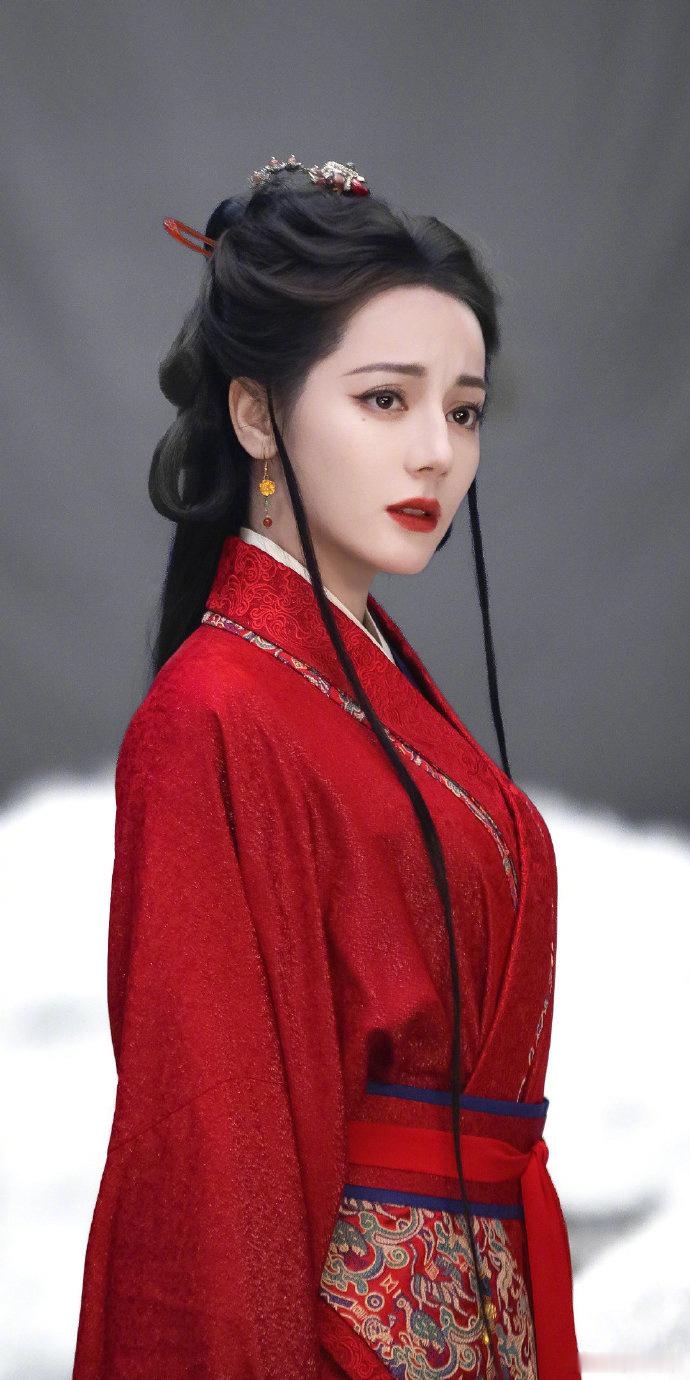 网友都认为迪丽热巴的确很漂亮，但是担心她的演技流于表面，不够有深度，最终导致这部