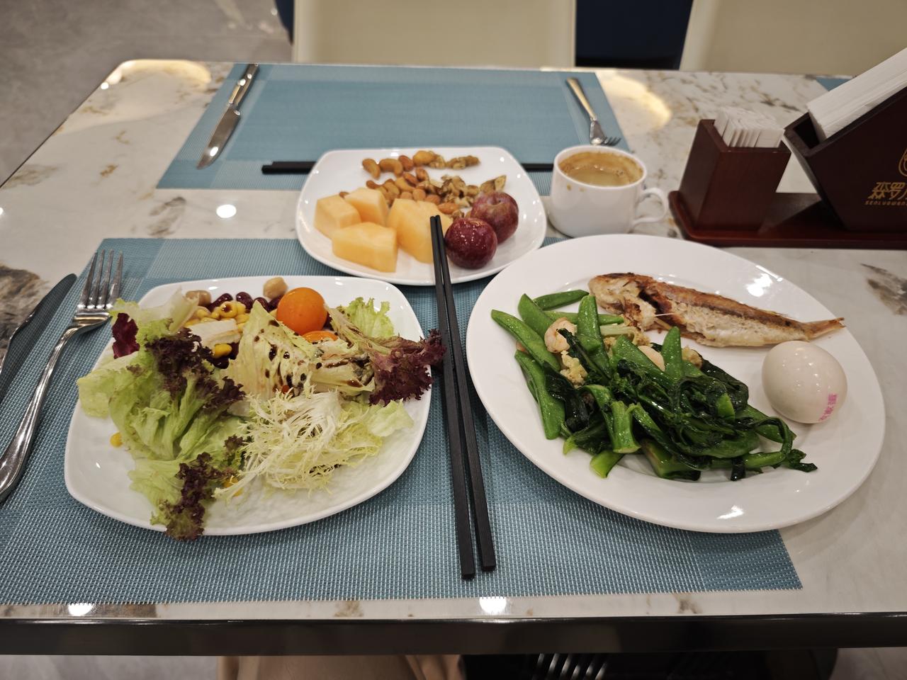 酒店里的早餐，一次性拿够，比较容易控制总量，咖啡还得续两次。
我不喜欢吃甜的，唯