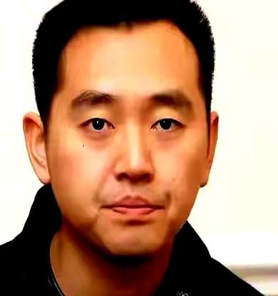 孔令辉的近照刷屏了，灰白头发配自己设计的乒乓造型紫砂壶，评论区一半怀旧一半唏嘘，