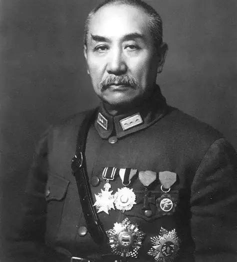 1932年，一个日本军医带着5个人来到中国东北，说是搞"防疫研究"。13年后，这
