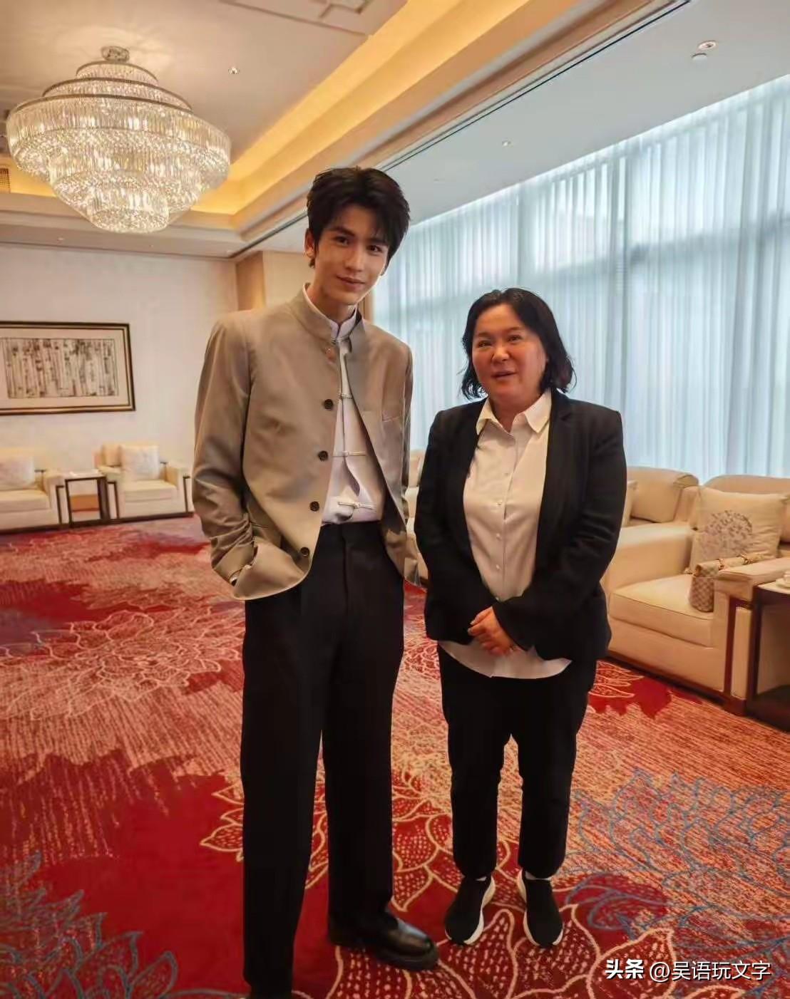 陈玉珍跟赖桑杠上了，你们说“海峡论坛”是统战，她陈玉珍就参加了这个论坛，还跟人气