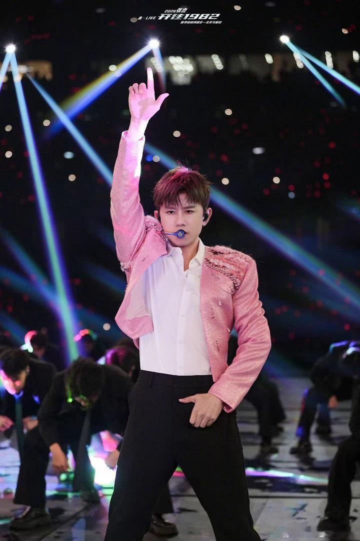 张杰边唱这就是爱边饭撒 张杰的饭撒不是那种敷衍的挥手，是真的很认真地在回应每一个