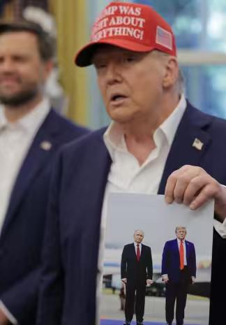 【华盛顿共同】2日，美国总统特朗普在总统专机内回答记者团提问时表示：就向乌克兰提