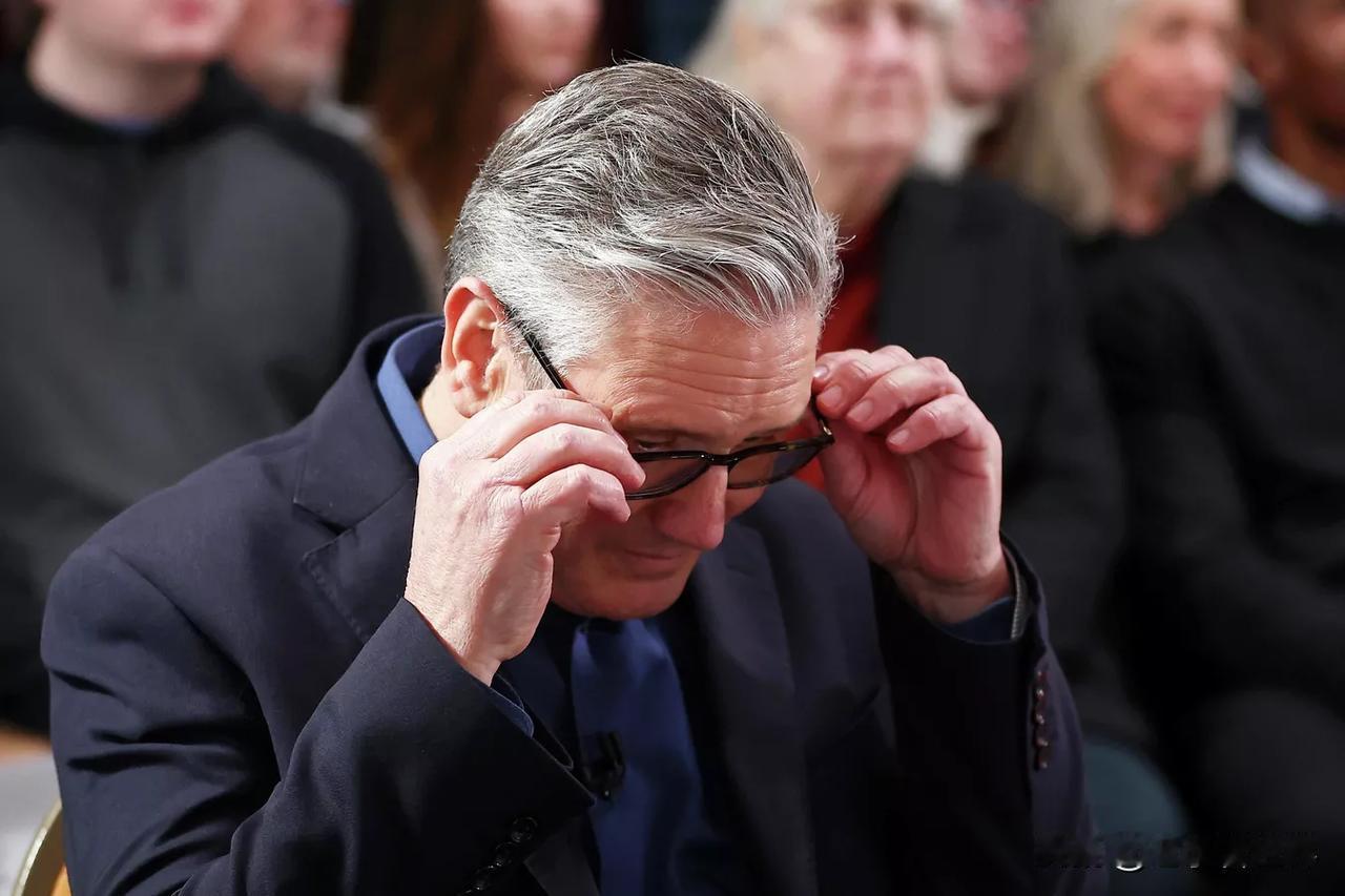 【英国首相要求曼联老板为涉英言论道歉】
伦敦时间2026年2月11日，曼联足球俱